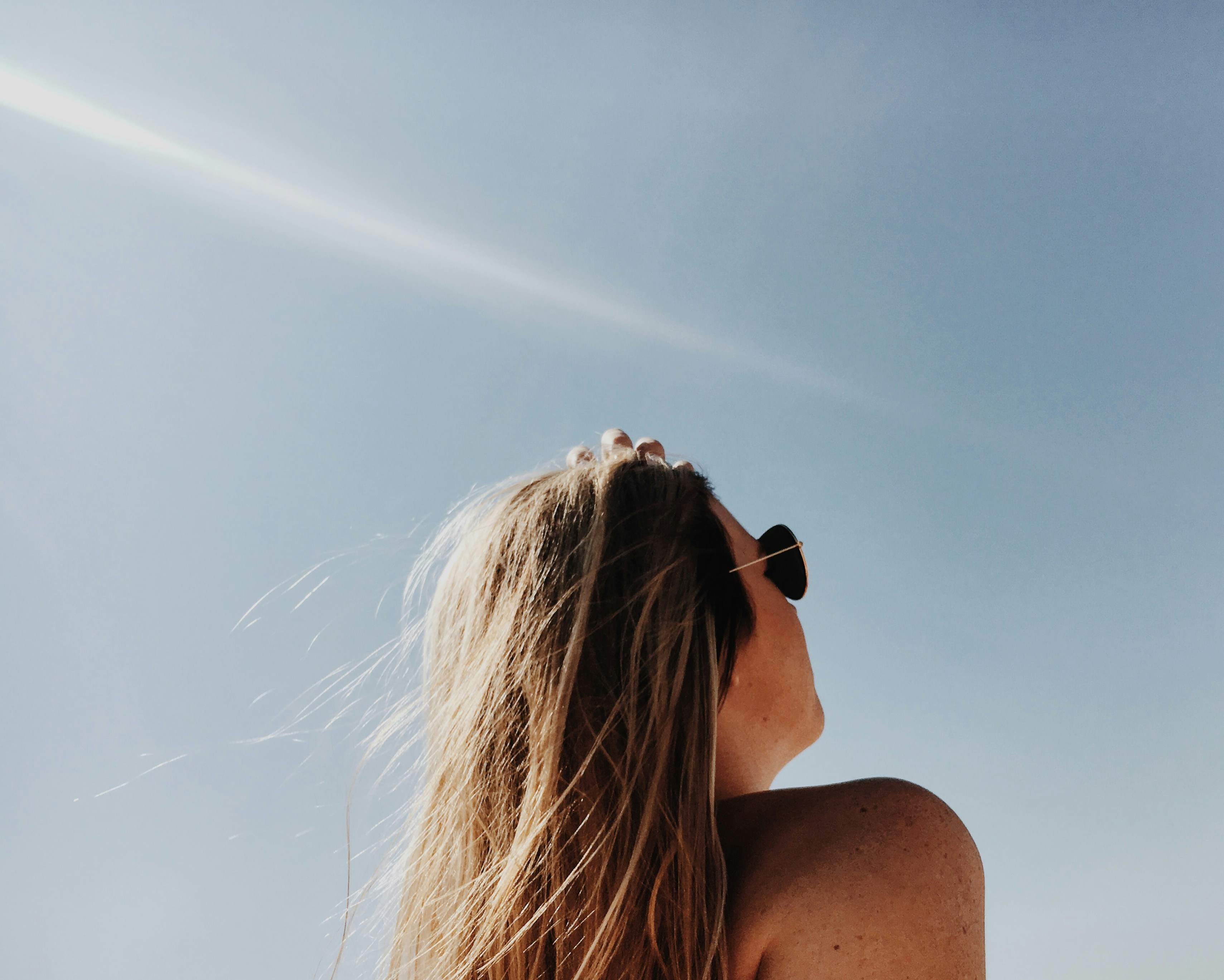El sol i l'acne: per què la millora estiuenca és només un miratge
