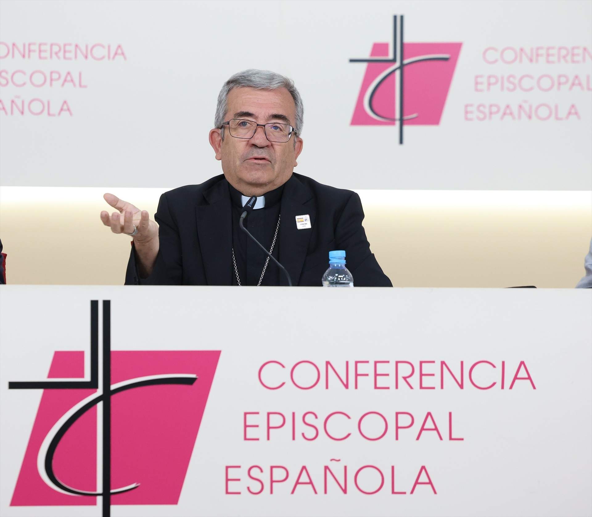 El cap dels bisbes espanyols nega haver demanat eleccions i reitera la seva aposta d'"anar a la Constitució"