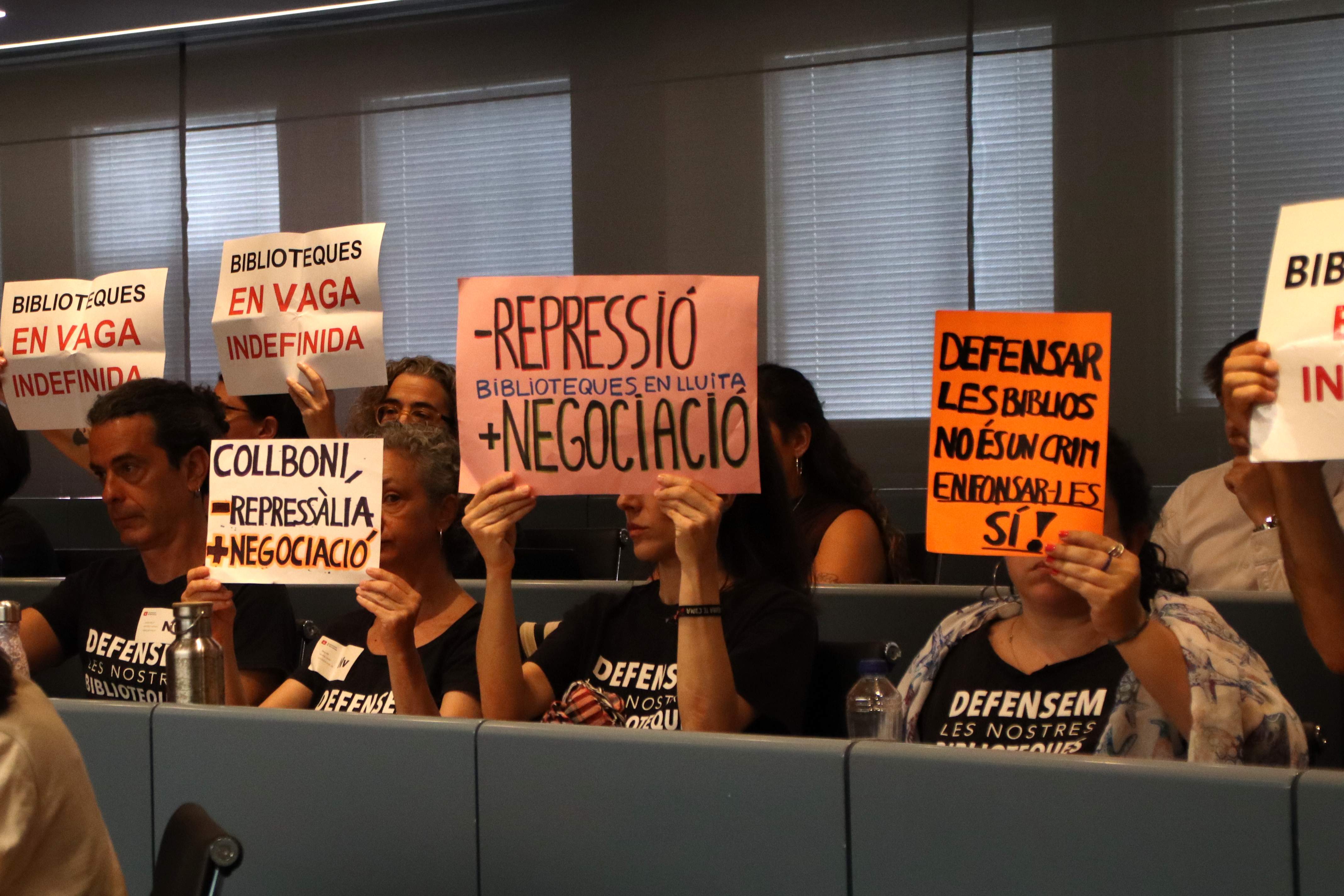 Les biblioteques de Barcelona seguiran en vaga després d'una reunió sense acord amb l'Ajuntament