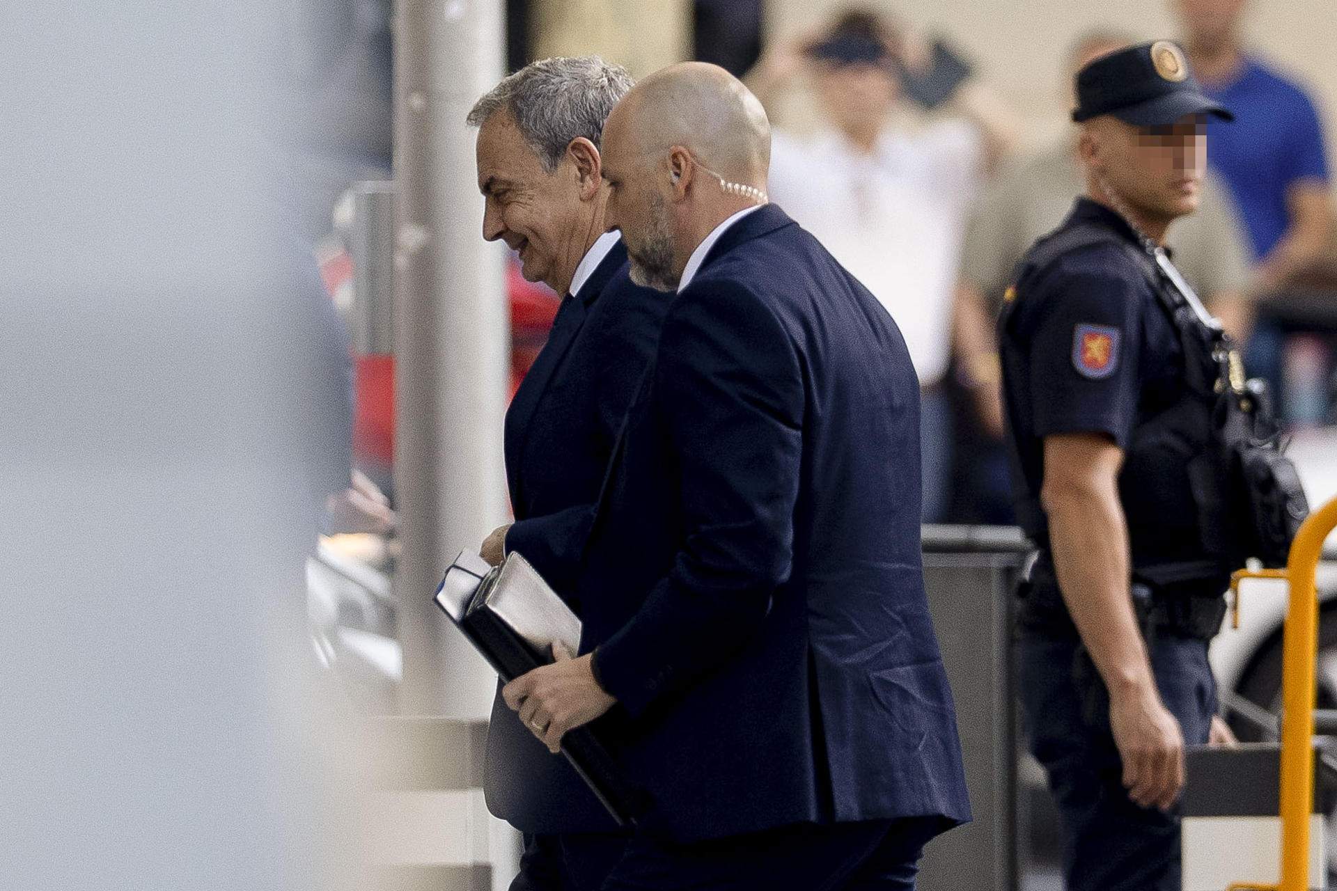 Zapatero, després de declarar: "Soc completament innocent. Demano confiança, no els decebré"