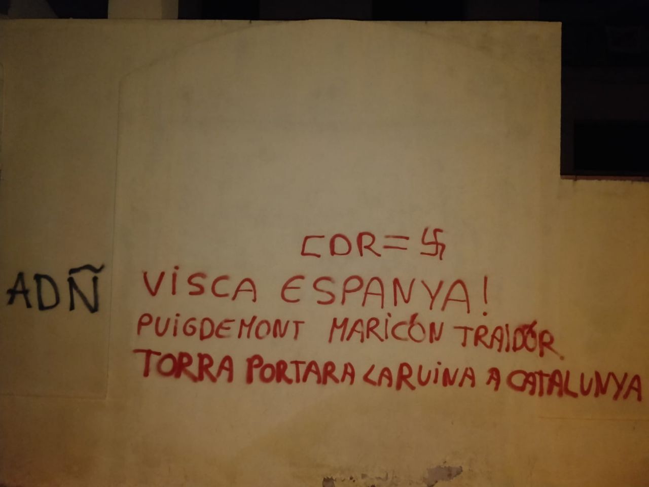 Un comando de ultraderecha llena Verges de pintadas fascistas