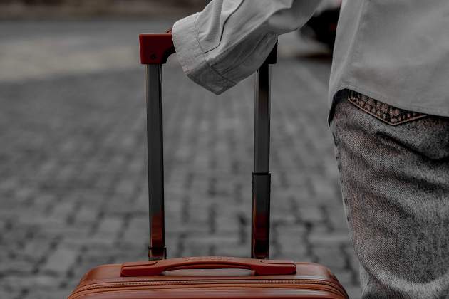 Imatge d'una persona amb una maleta / Foto: Pexels Imatge d'una persona amb una maleta / Foto: Pexels