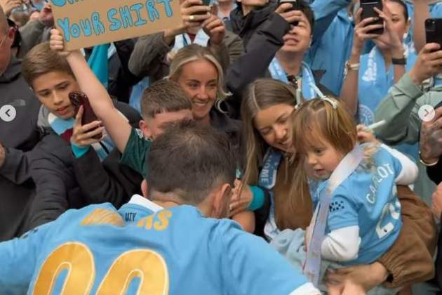 Bernardo Silva li dona la seva medalla a la seva filla   Instagram