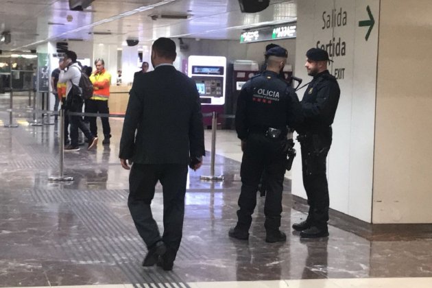mossos vestibul ave estacio sants el nacional alba solé