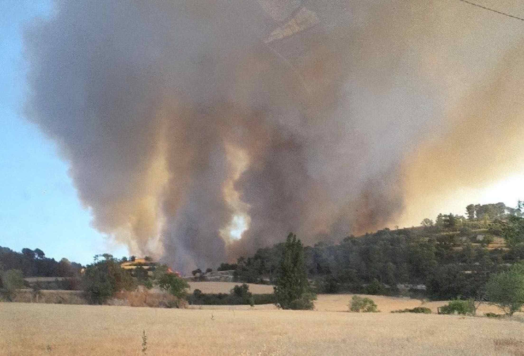 Un incendi en camps de cereals sense segar obliga a confinar els veïns de Pallerols i Ribera d'Ondara