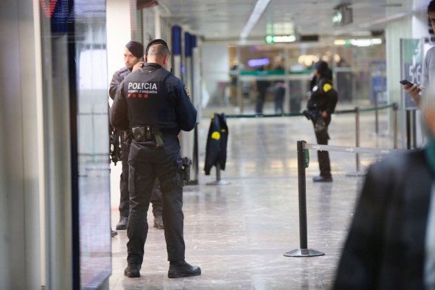 mossos estacio de sants el nacional sergi alcazar