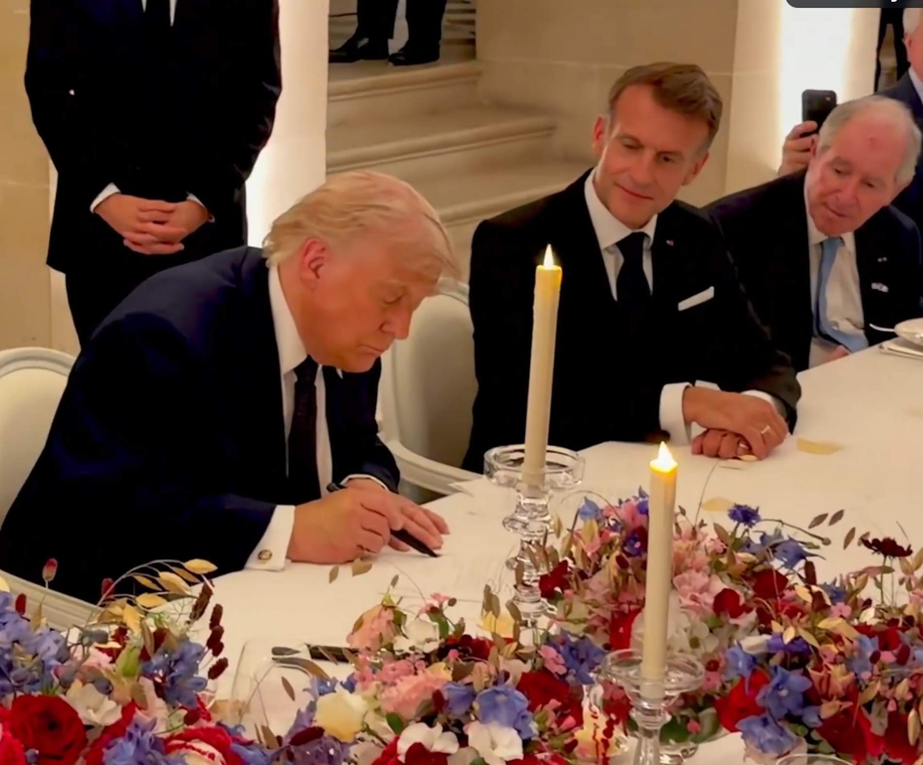 Trump signa el memoràndum d'entesa amb l'Iran sobre les estovalles de Versalles