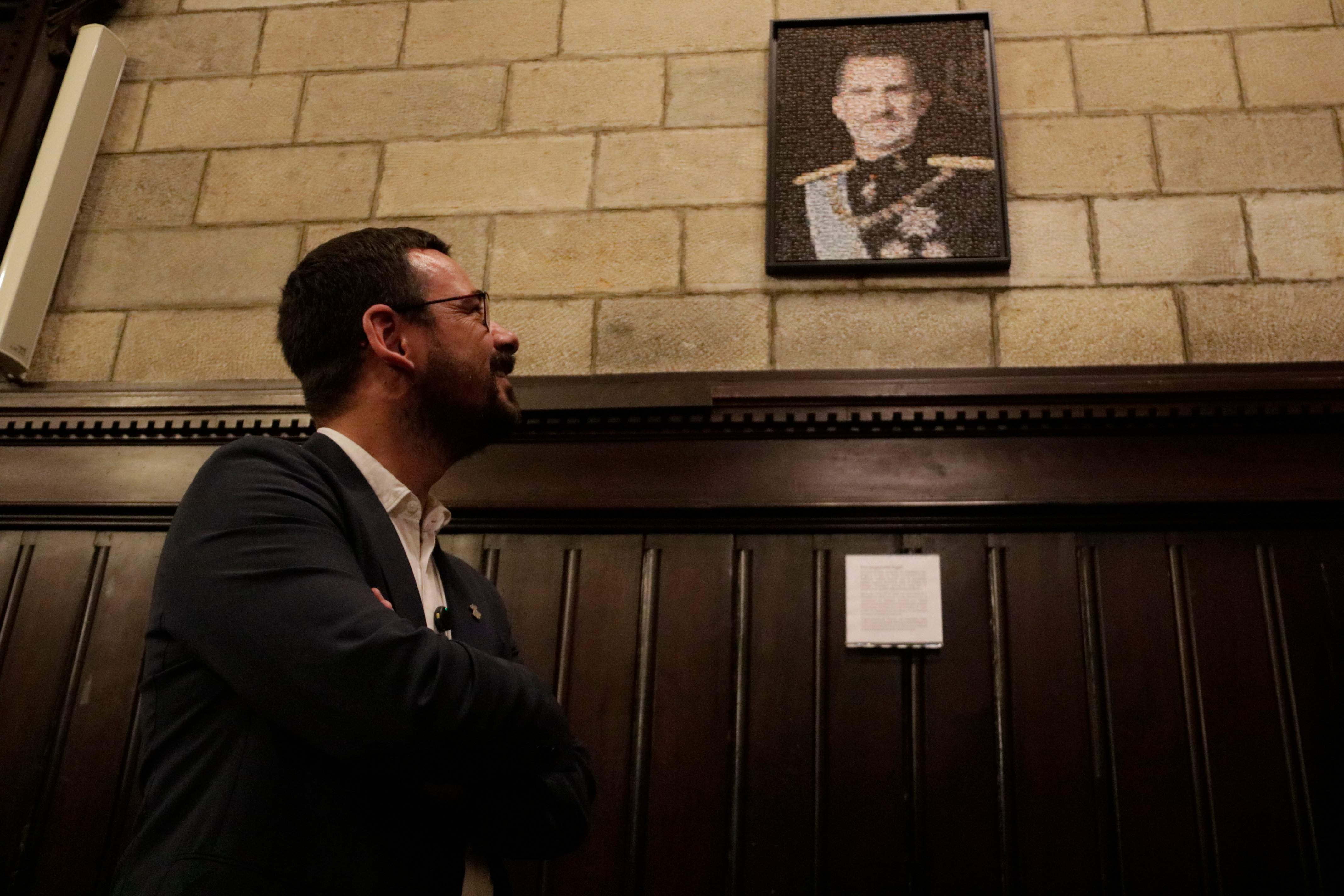 L'alcalde de Girona Lluc Salellas observa el retrat del rei Felip VI realitzat amb imatges de l'1O (ACN)jpg