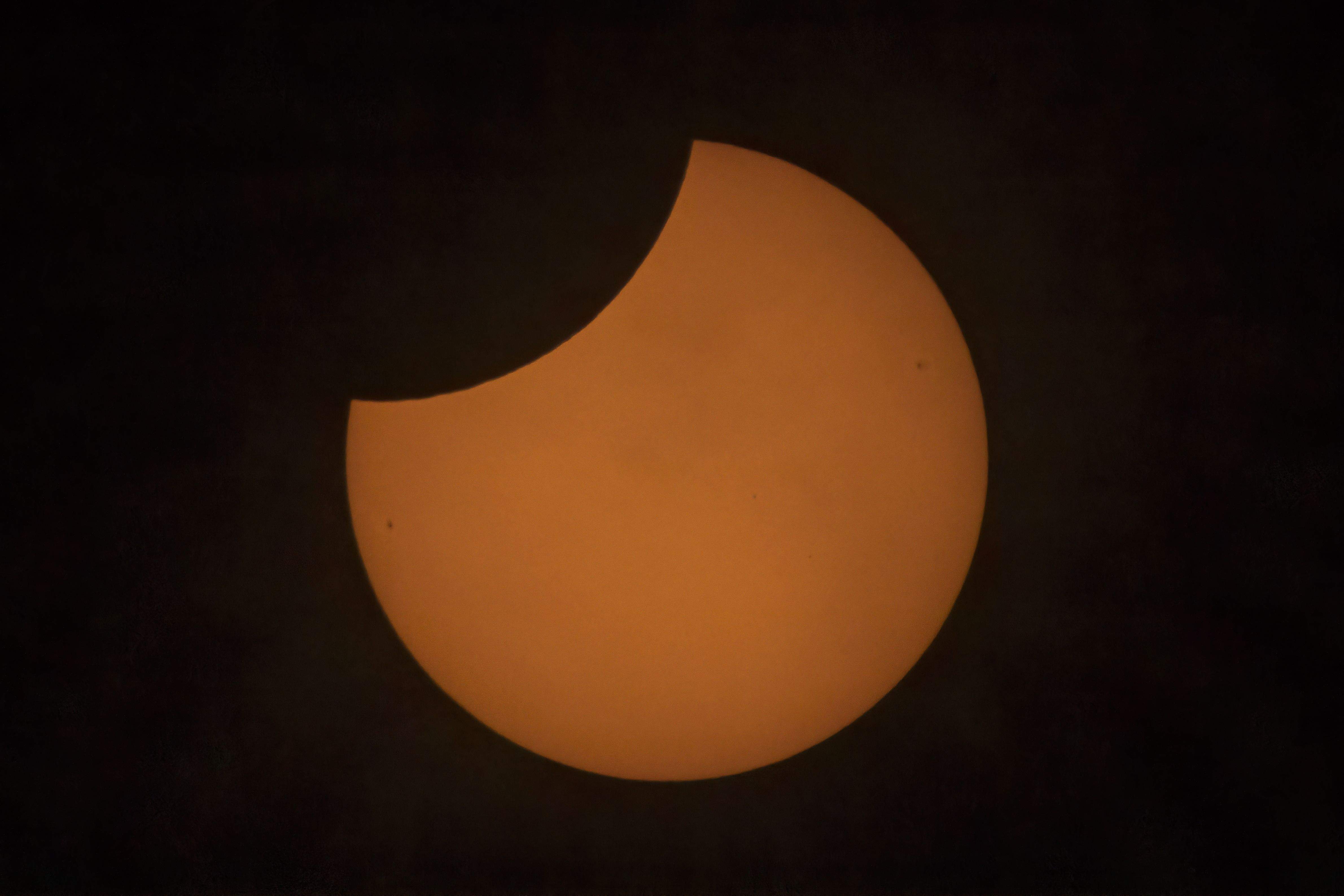 Ulleres per veure a l'eclipsi solar 2026: quines són les adequades?