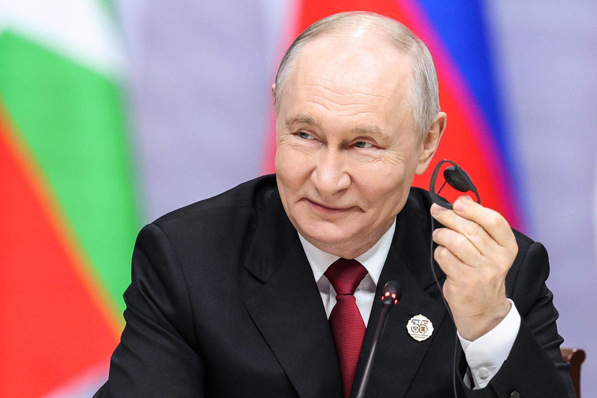 Una palabra captada por una cámara reabre el debate sobre las apariciones públicas de Putin