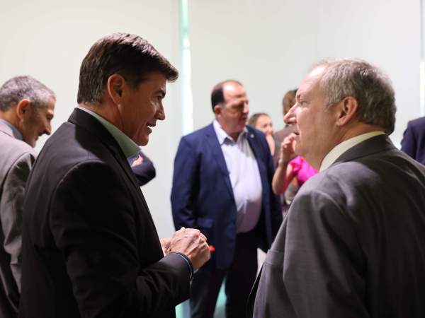 El president de Pimec, Antoni Cañete, conversant amb el ministre d'Indústria, Jordi Hereu. El president de Pimec, Antoni Cañete, conversant amb el ministre d'Indústria, Jordi Hereu.