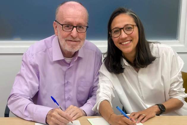 Foto del dia de la creació formal de l’Associació on el president honorífic en reconeixement de la seva tasca encapçalant la Fundació Nous Catalans, l’Àngel Colom, i la presidenta de l’Associació, Rahma el Badoui, firmen els papers Foto del dia de la creació formal de l’Associació on el president honorífic en reconeixement de la seva tasca encapçalant la Fundació Nous Catalans, l’Àngel Colom, i la presidenta de l’Associació, Rahma el Badoui, firmen els papers