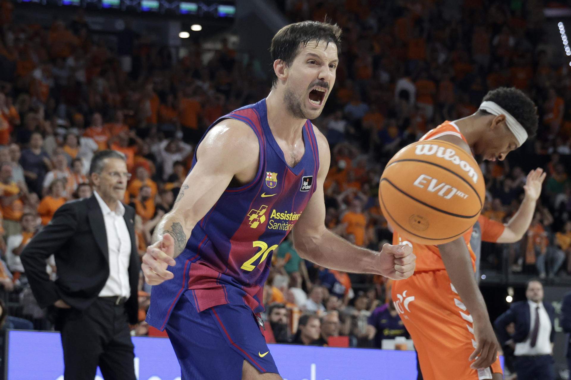 Un Barça heroico tumba al Valencia en el Roig Arena (112-113) y se lleva el primer asalto de la final