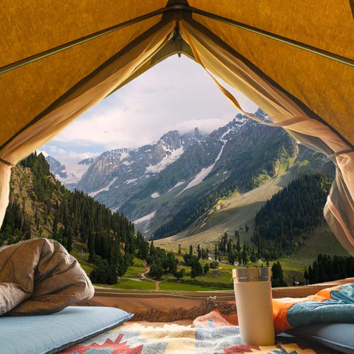 Llegas al camping al anochecer y la carpa ya está de pie: apertura automática, dos dormitorios y sala central