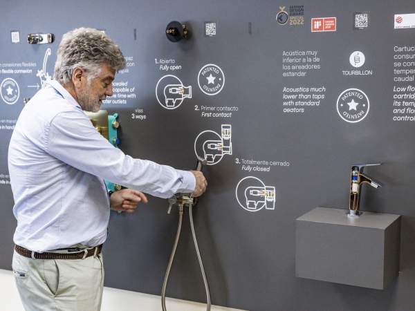 El CEO Ramon Soler davant un panell on s'expliquen algunes de les innovacions tècniques de la marca. / Foto: Carlos Baglietto El CEO Ramon Soler davant un panell on s'expliquen algunes de les innovacions tècniques de la marca. / Foto: Carlos Baglietto
