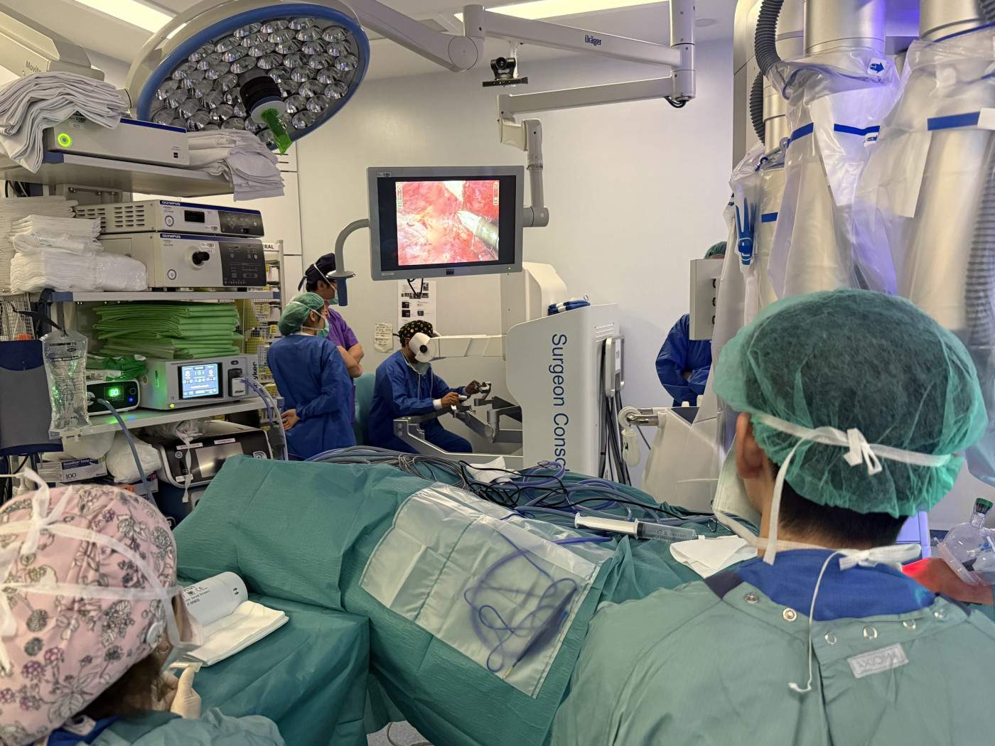 El cirujà és el que dirigeix tota la intervenció a traves d'una consola situada fora del camp estàril (Vall d'Hebrón)