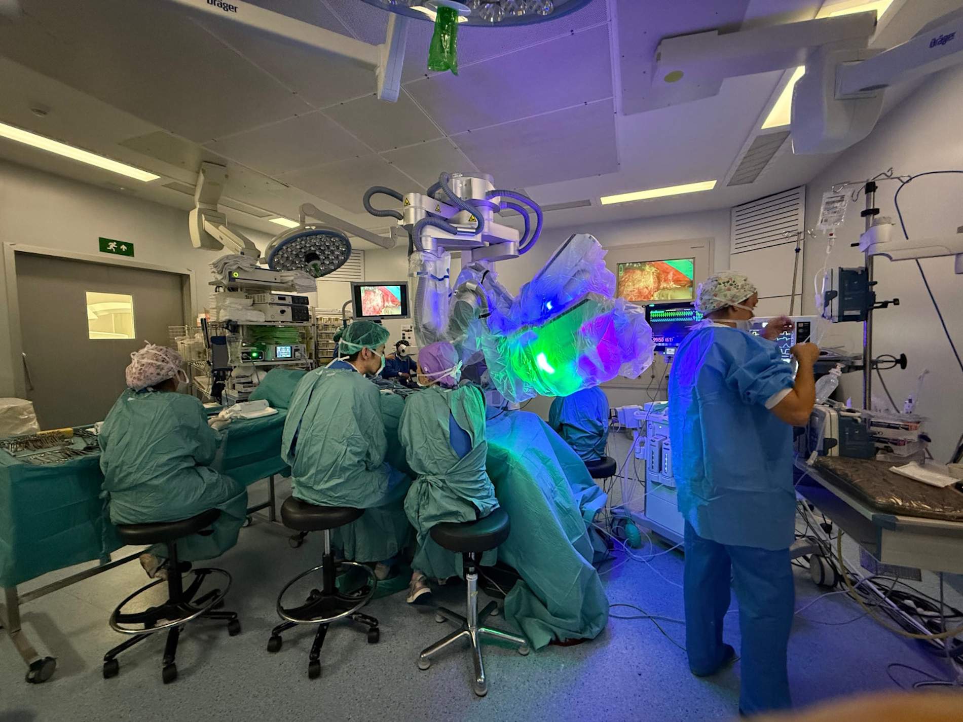 Vall d'Hebron fa la primera cirurgia pediàtrica d'Europa amb Shurui, un robot d'una sola incisió