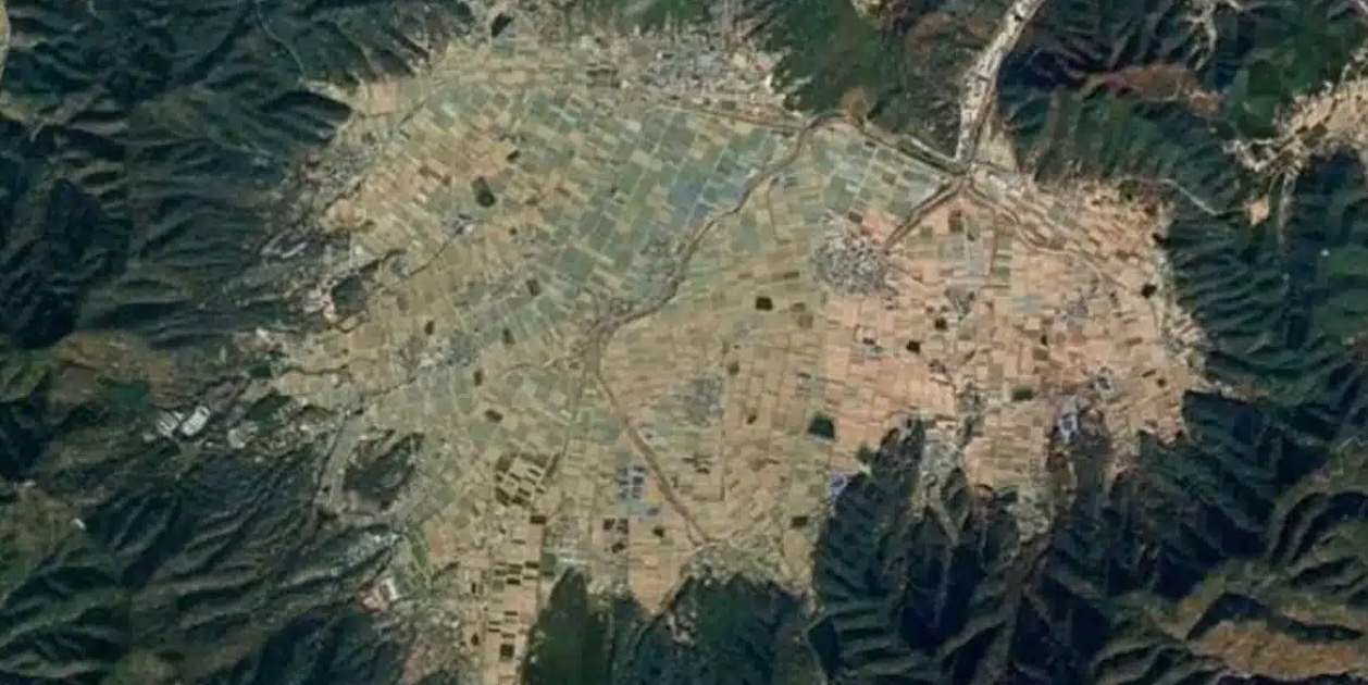 Sota aquest cràter de 42.000 anys van trobar vida antiga enterrada