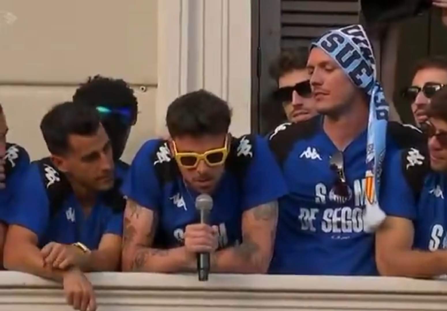 El polèmic càntic del porter del Sabadell durant la celebració de l'ascens a Segona: "Pedro Sánchez..."