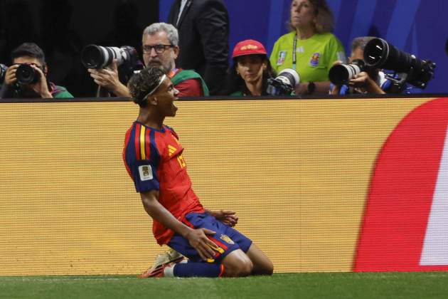 Lamine Yamal celebra de genolls el seu primer gol al Mundial / Foto: EFE