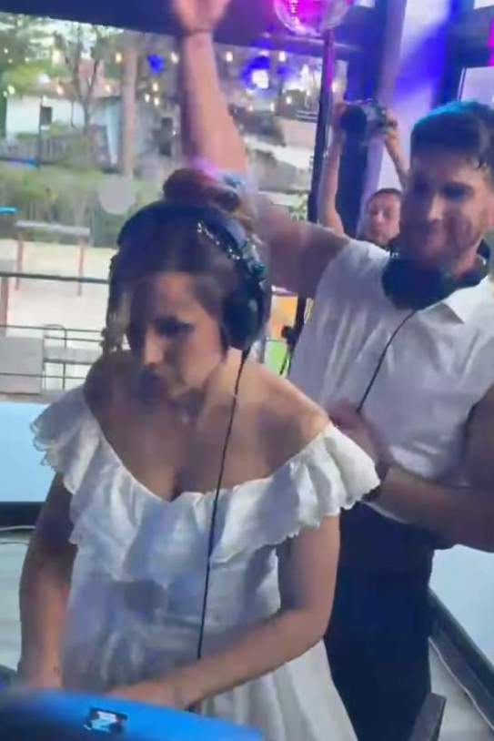 Els nuvis, fent de DJs IG Els nuvis, fent de DJs IG