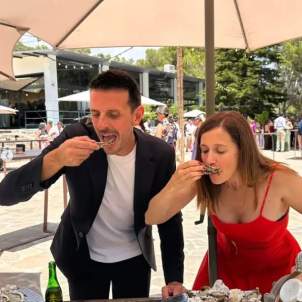 Jordi Gil i ester Bertran, menjant ostres al casament IG Jordi Gil i ester Bertran, menjant ostres al casament IG