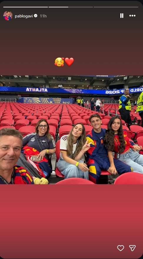 Gavi amb tota la seva família i Ana Pelayo / Instagram