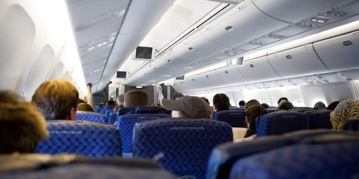 No és davant ni darrere: aquest és el seient més segur en un avió si hi ha un accident