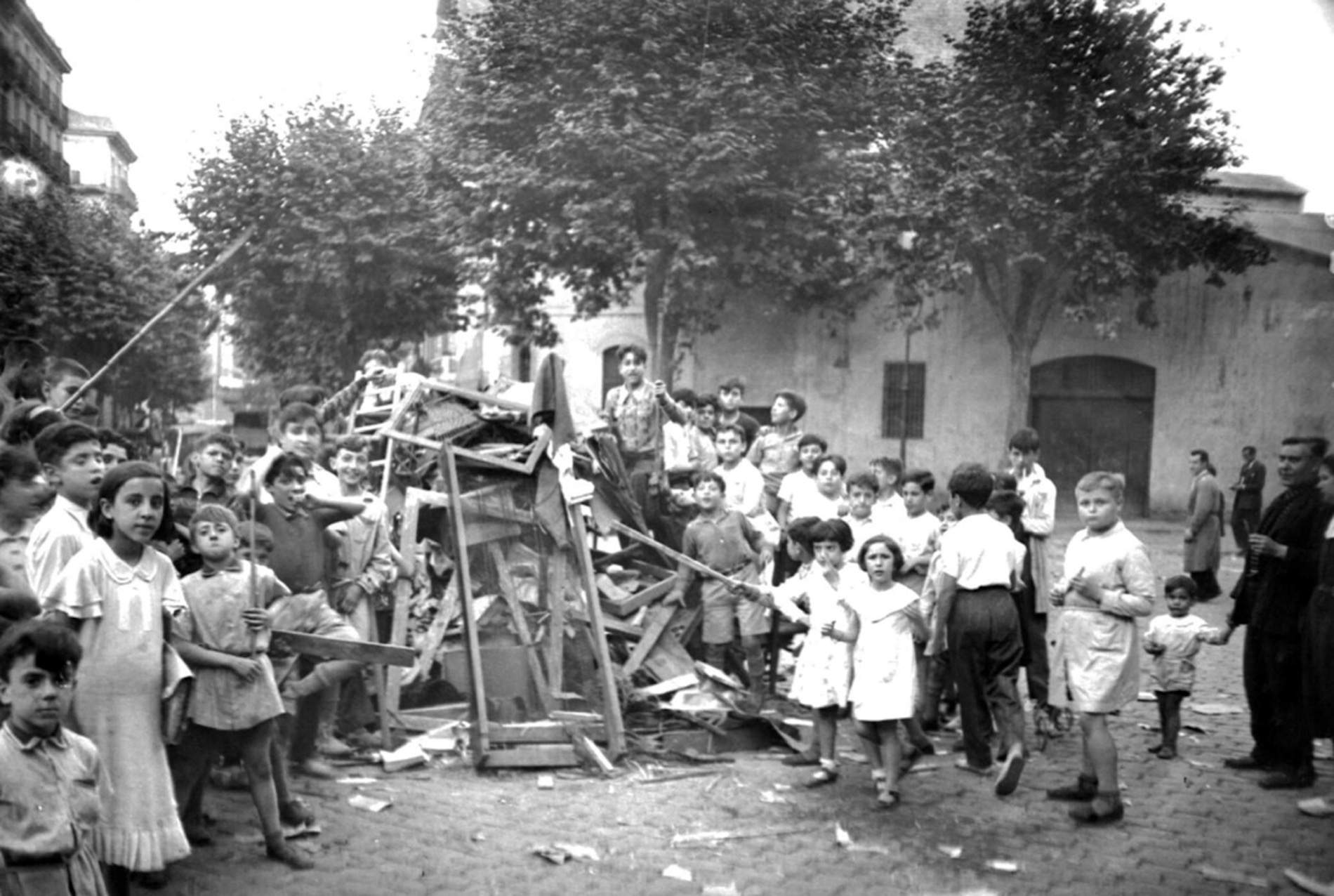 Un grupo de niños preparando una hoguera de Sant Joan. Barcelona (circa 1940). Font Arxiu Nacional de Catalunya. Fons Brangulí