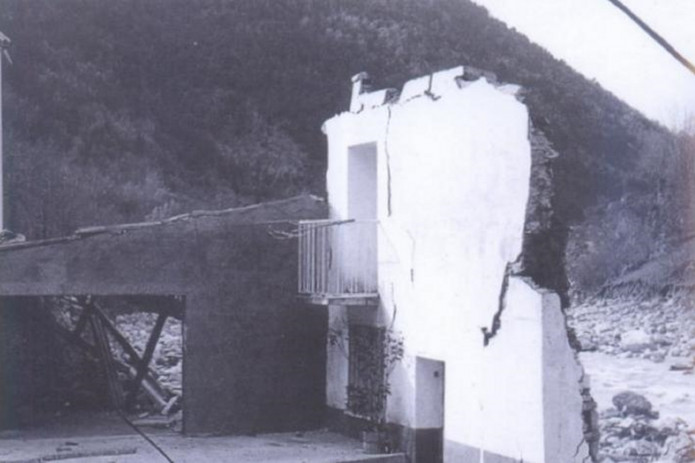 El aguacero de 1982 desborda los ríos pirenaicos y causa 26 muertos|muertes. Puente de Bar después del aguacero. Fuente Wikipedia
