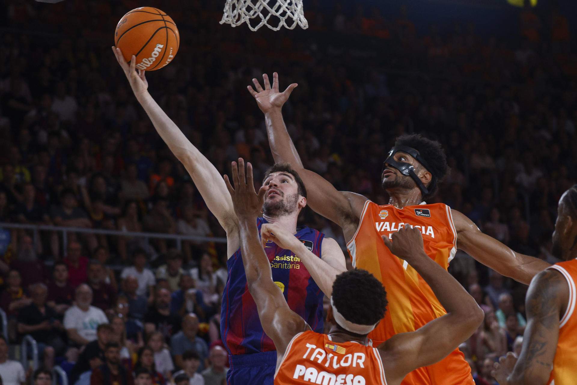El Barça cau al Palau contra el València Basket (80-88) i queda contra les cordes a la final