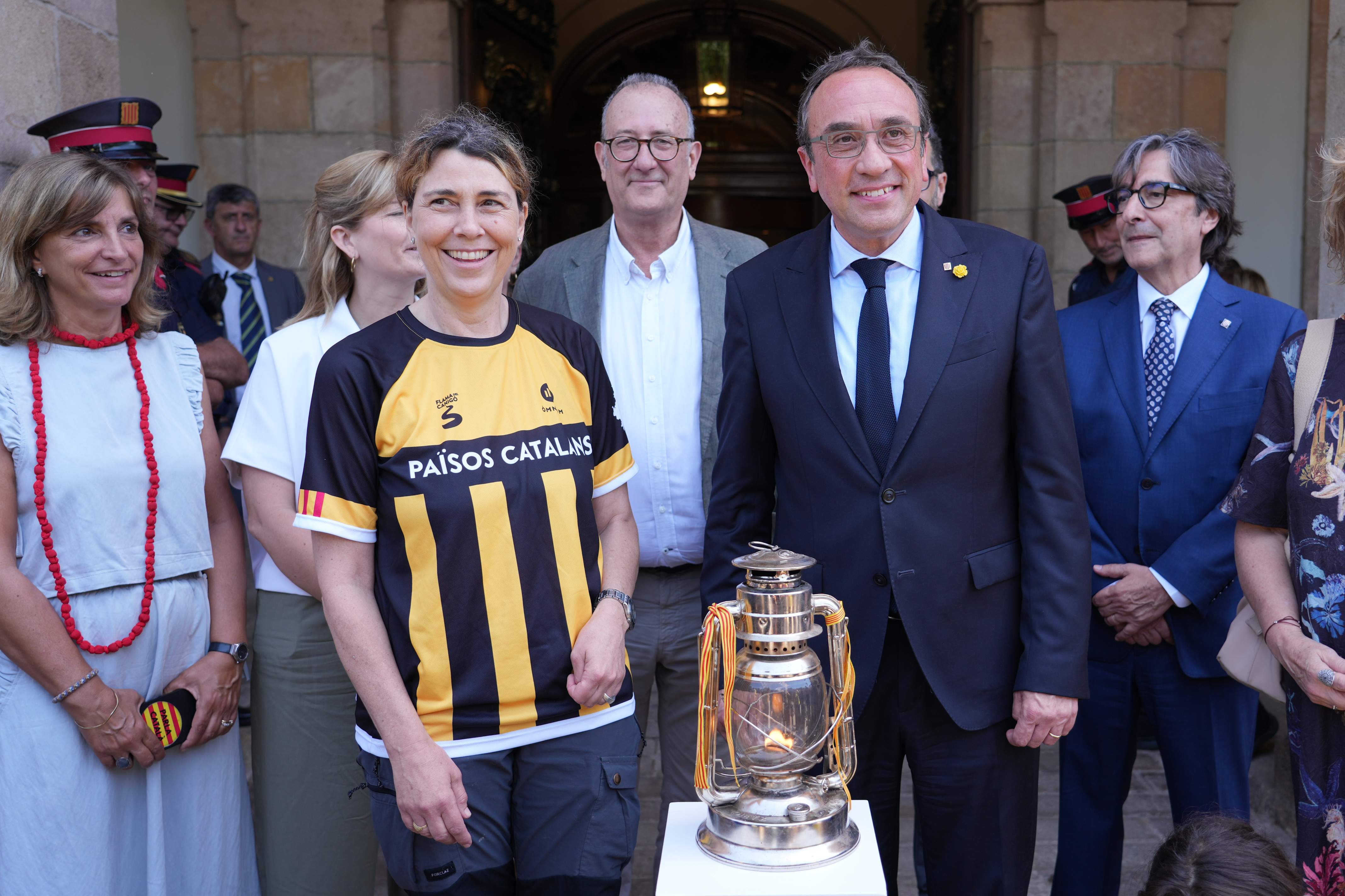 Rull crida a rebel·lar-se pel català i Òmnium defineix la Flama del Canigó com a símbol de lluita nacional