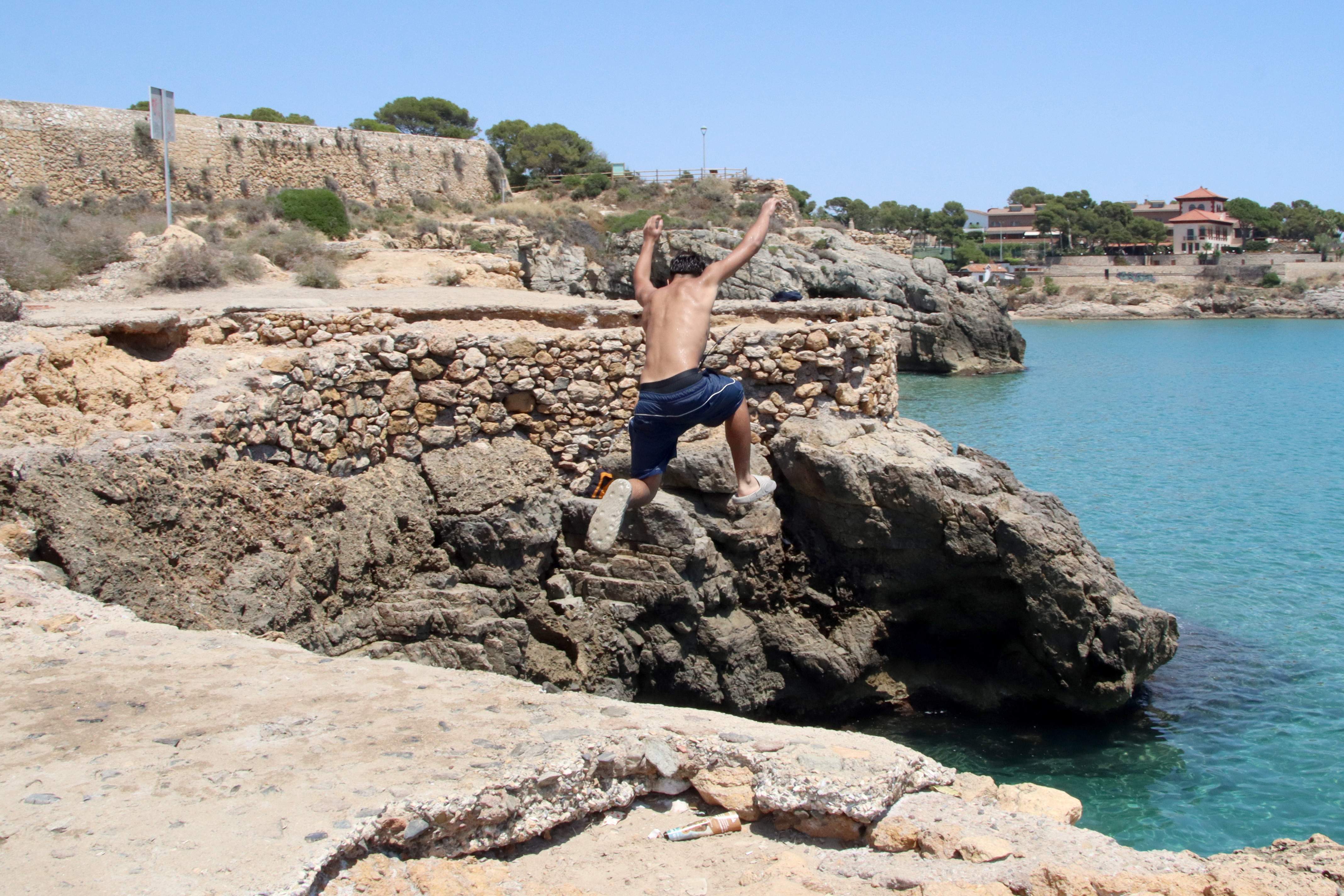 Menors salten des de les roques al mar a Tarragona, dies després de la tragèdia de l'Arrabassada