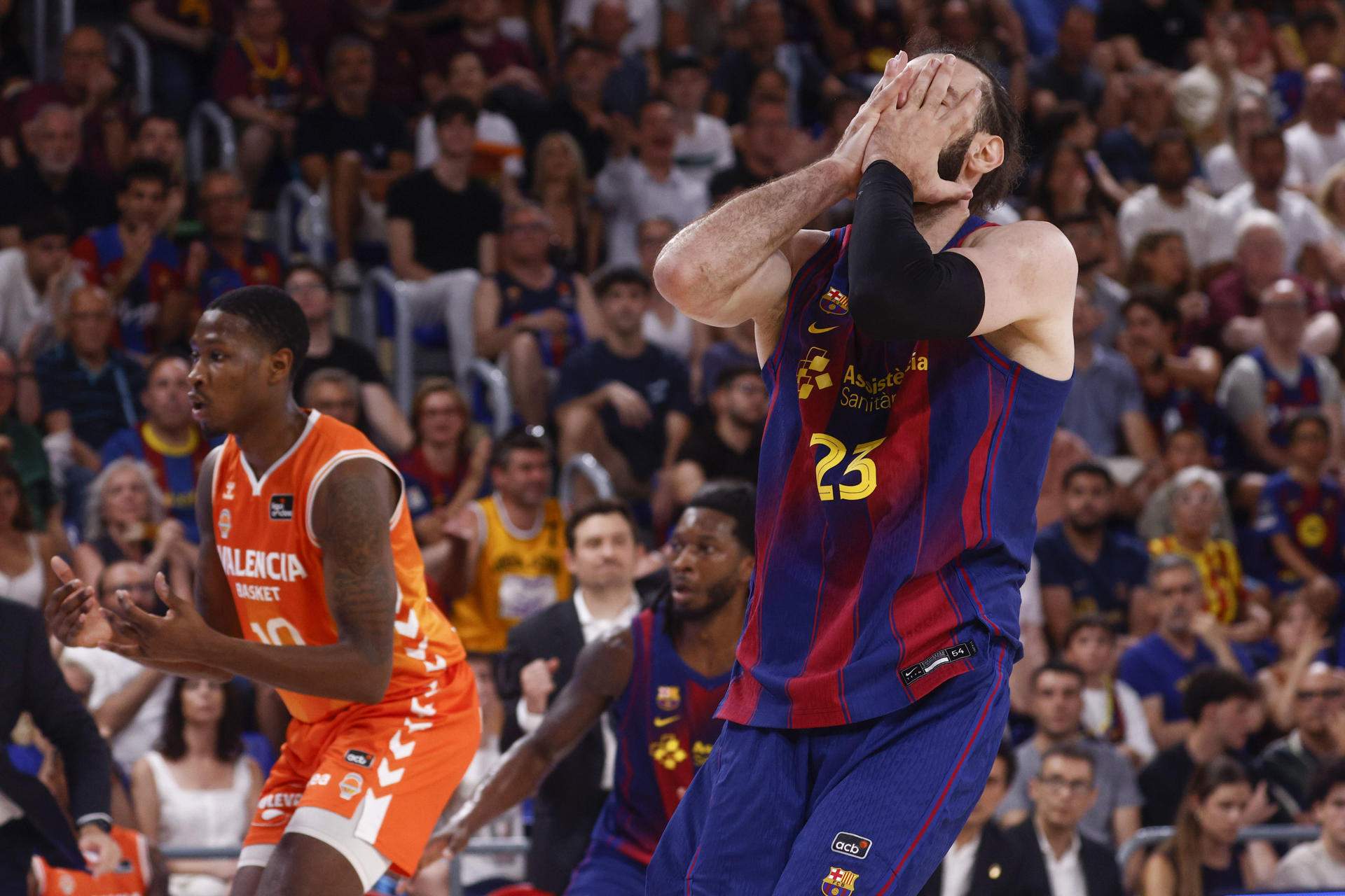 Un Barça insuficient torna a cedir al Palau i entrega la Lliga Endesa al València (84-108)