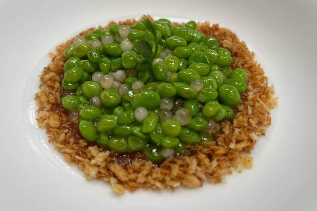 Primera florada de pèsol del Maresme amb pernil de glà i 'migas' de pastor del restaurant Cocina Hermanos Torres. / Foto: Rosa Molinero Trias