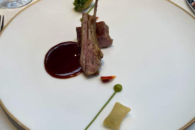 Xai curat en herbes, pebrots de Padró, patates souffé i ají groc del restaurant Cocina Hermanos Torres. / Foto: Rosa Molinero Trias