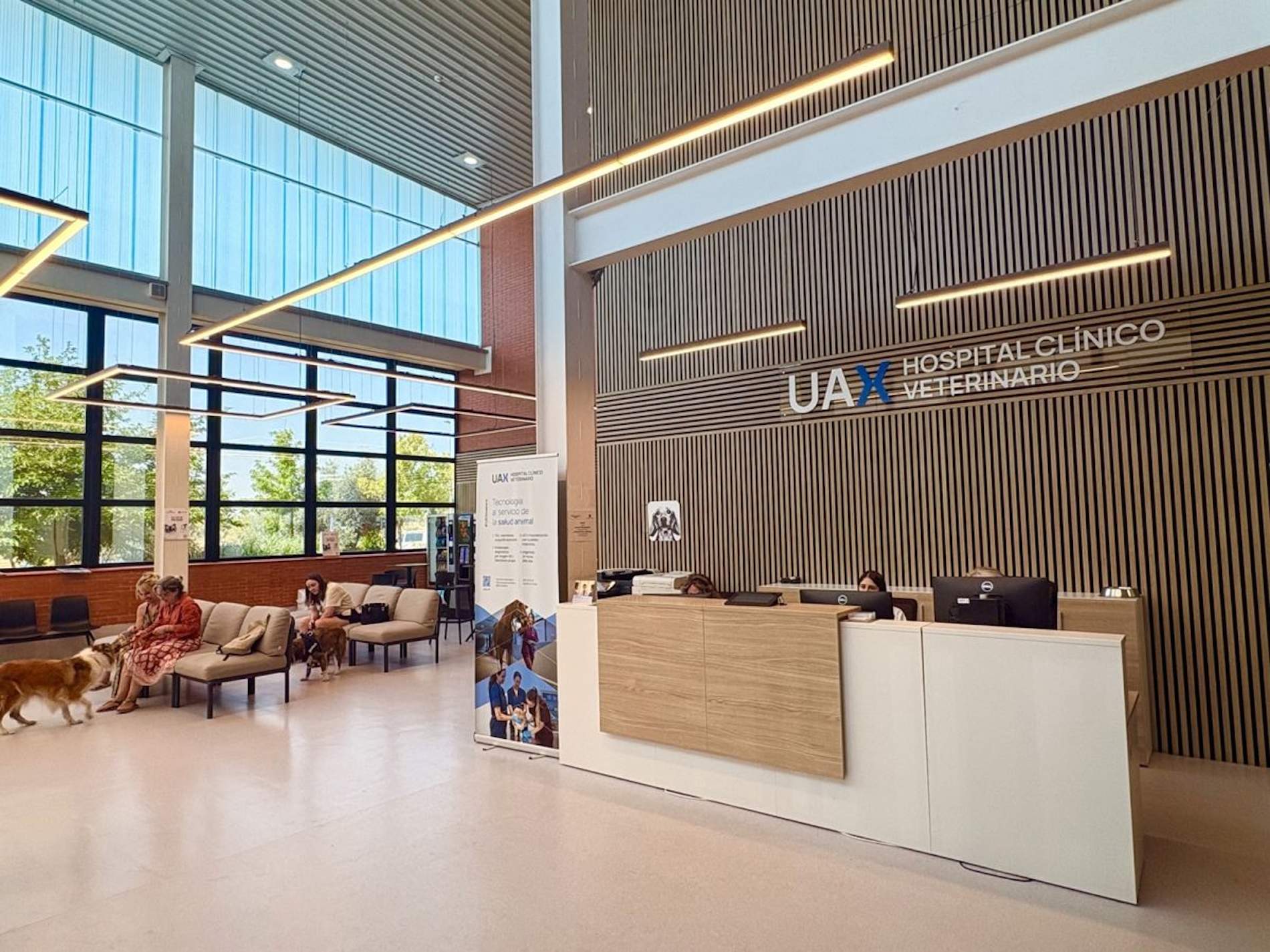 L'Hospital Clínic Veterinari de la UAX celebra 20 anys d'avantguarda veterinària com a referent europeu