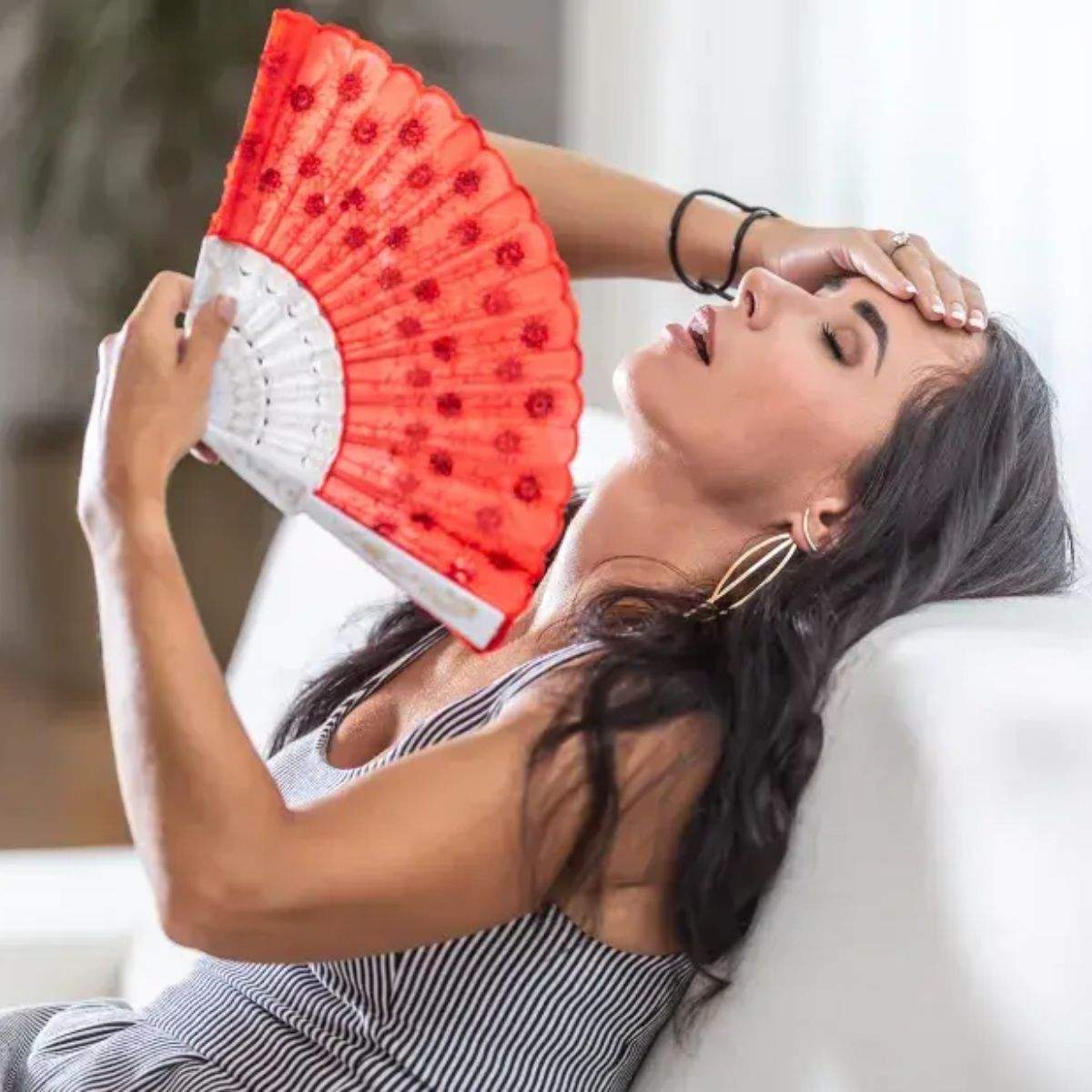 Luz para leer de noche y aire fresco de día: el ventilador de techo con LED regulable y aspas discretas
