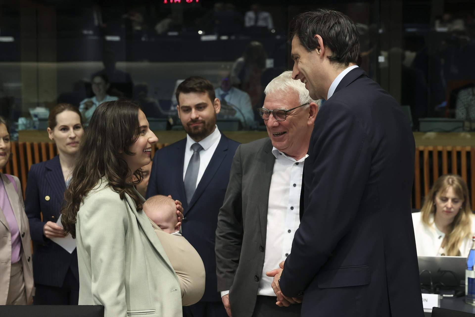 Un nadó enmig dels ministres: la imatge que reobre el debat sobre la conciliació a Europa