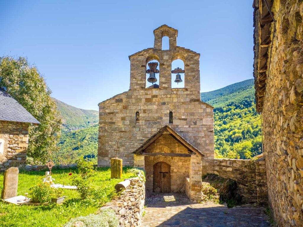 Es uno de los pueblos medievales más bonitos de Catalunya: una ruta por la historia y el patrimonio