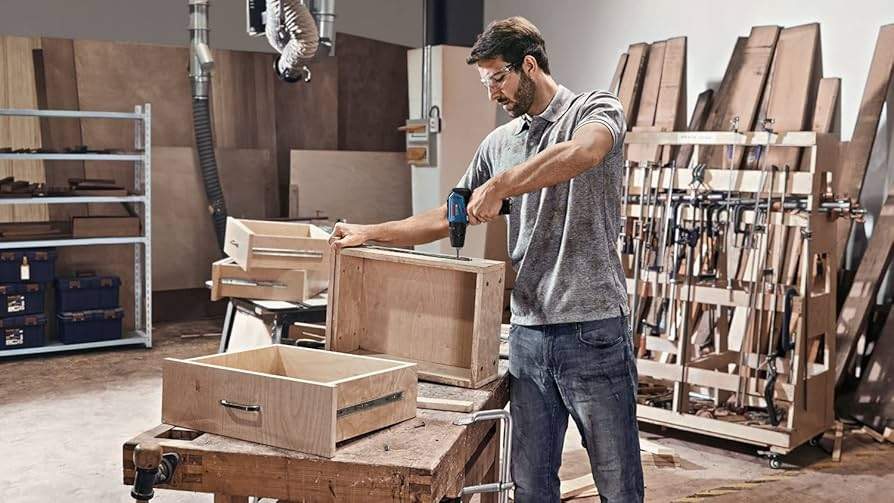 Penjar un quadre, cargolar un prestatge, fer un forat al rajol: el talabre Bosch 12 V cobreix les tres