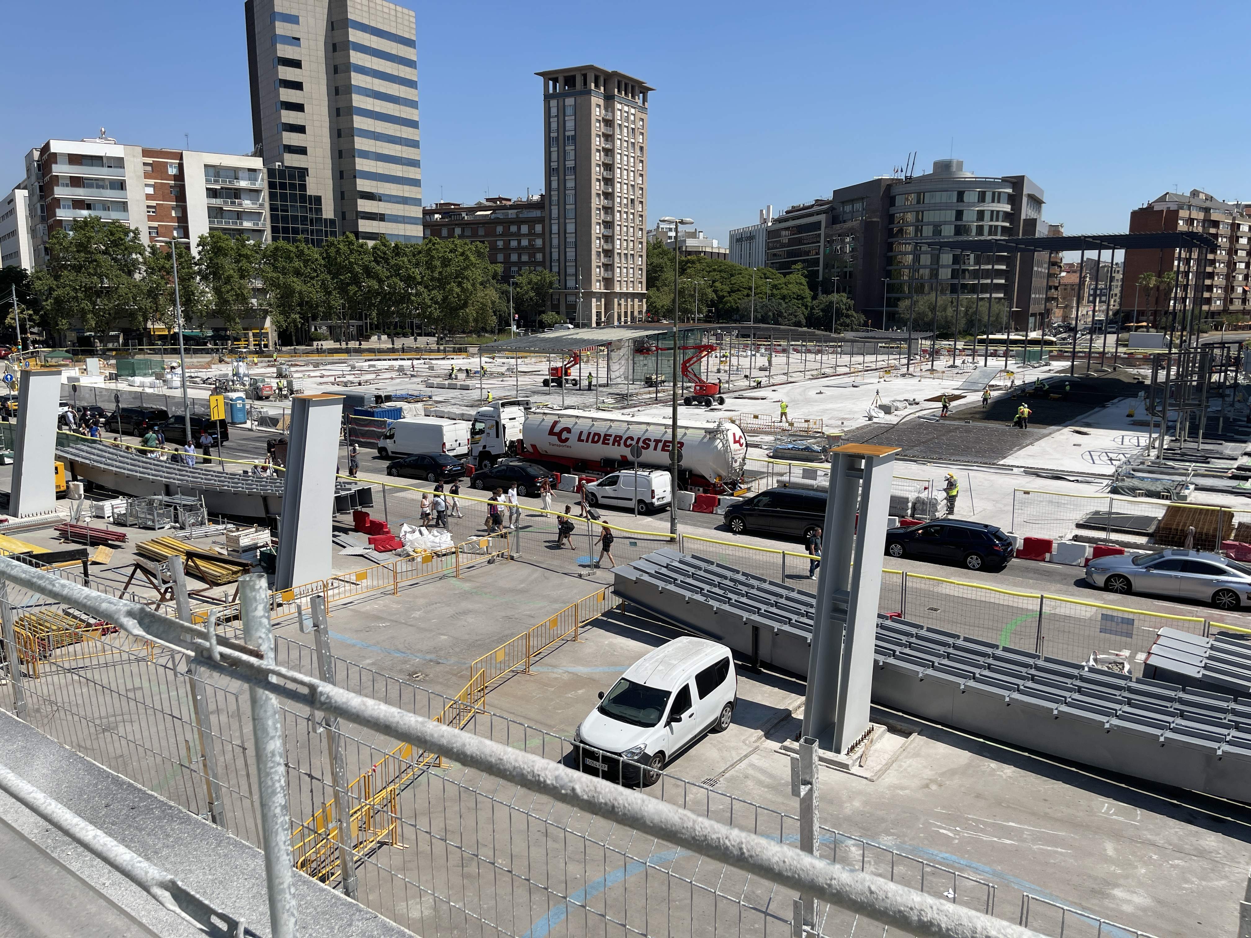 L’accés a l’estació Barcelona Sants per la plaça Països Catalans, tancat al setembre i fins al 2028