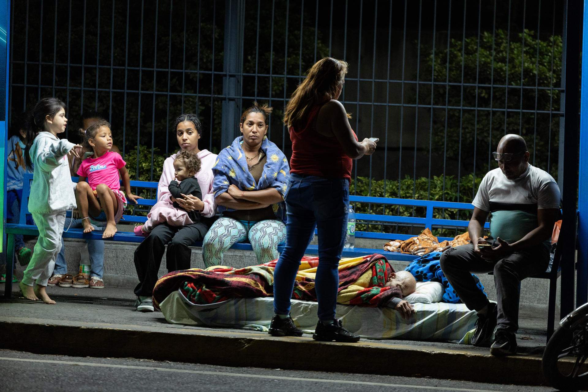 Crits i llàgrimes pels desapareguts: els dos terratrèmols deixen milers de veneçolans desolats