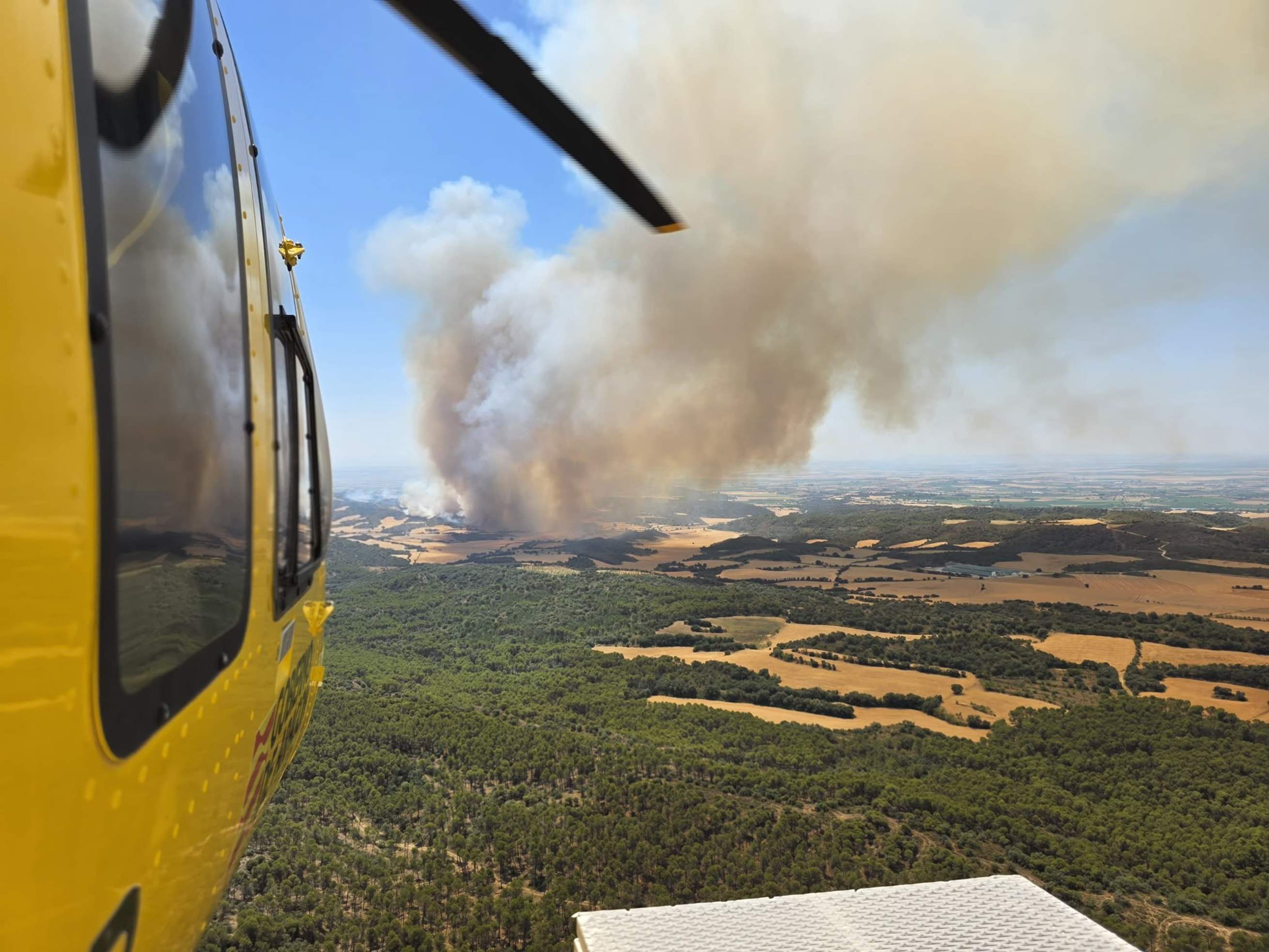 Un incendi a la Franja de Ponent obliga a desallotjar els municipis de Sanui i Alins per la proximitat del foc