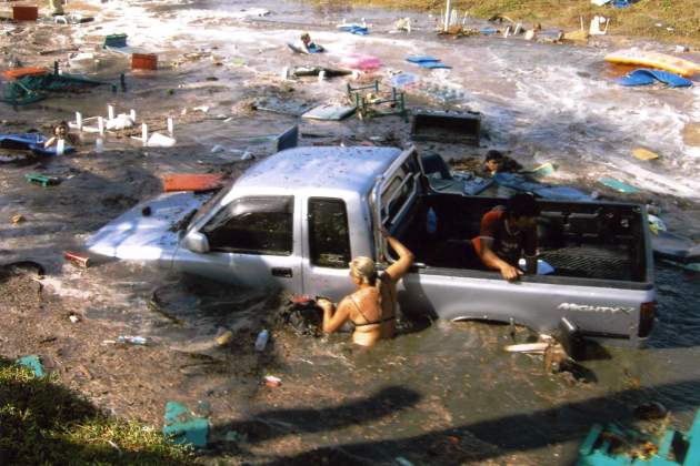 Persones intentant sobreviure al tsunami del 2004 a Tailàndia / Khao Lak Ausflüge