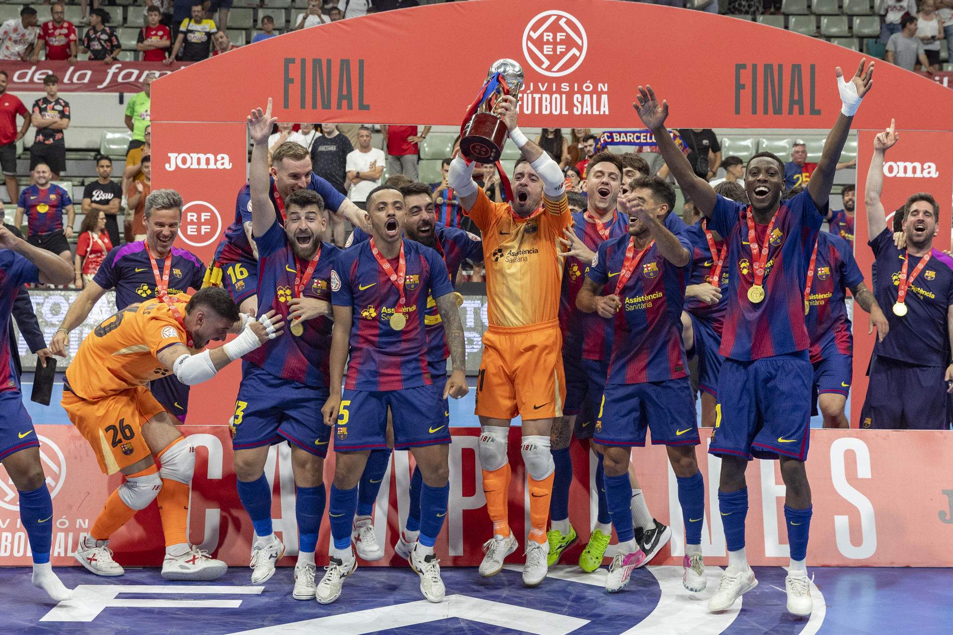 El Barça de fútbol sala resurge contra ElPozo (4-6) y levanta su octava Liga