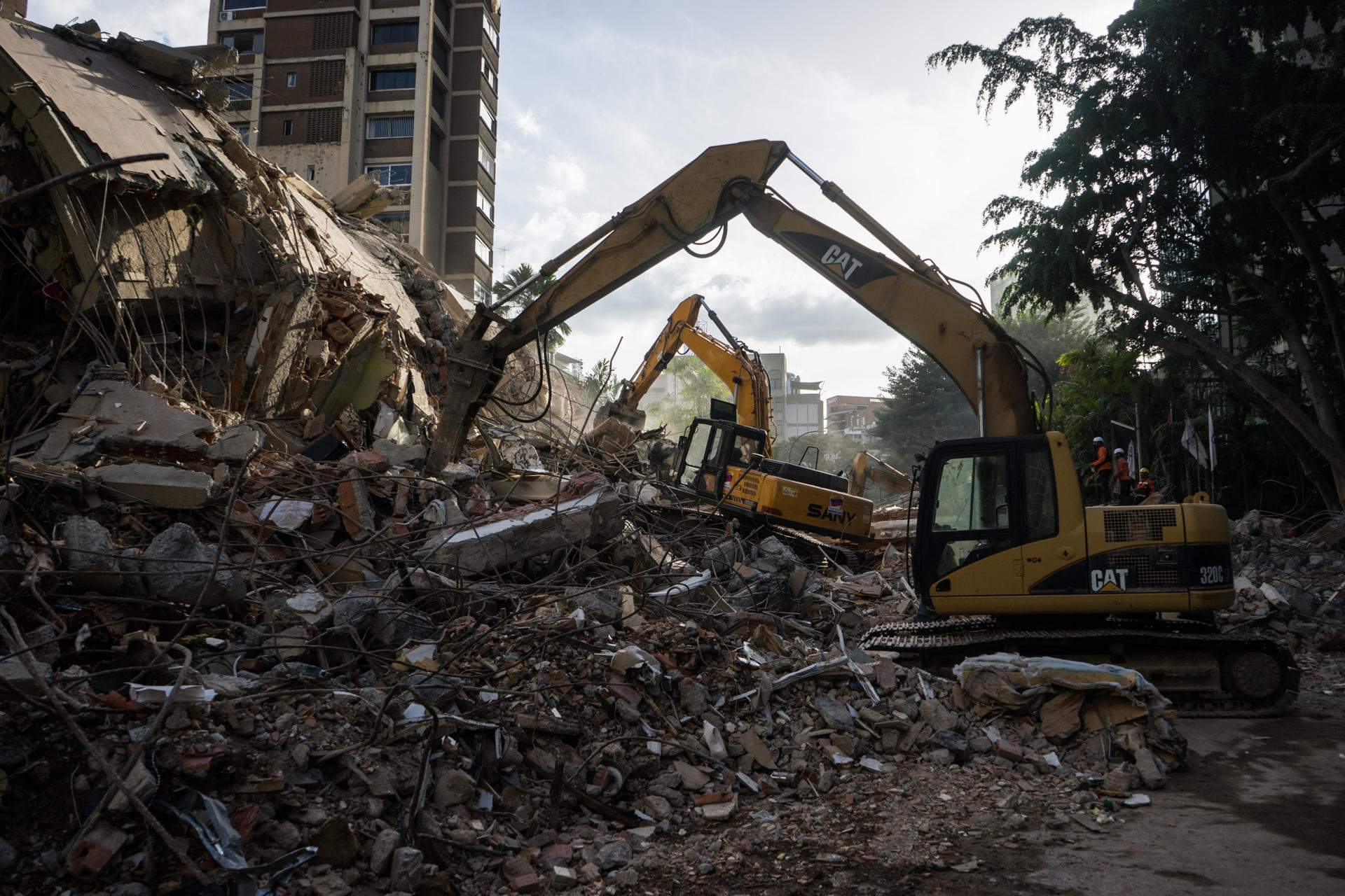 Veneçuela manté la cerca de supervivents 24 hores després: la xifra de morts arriba ja a 235