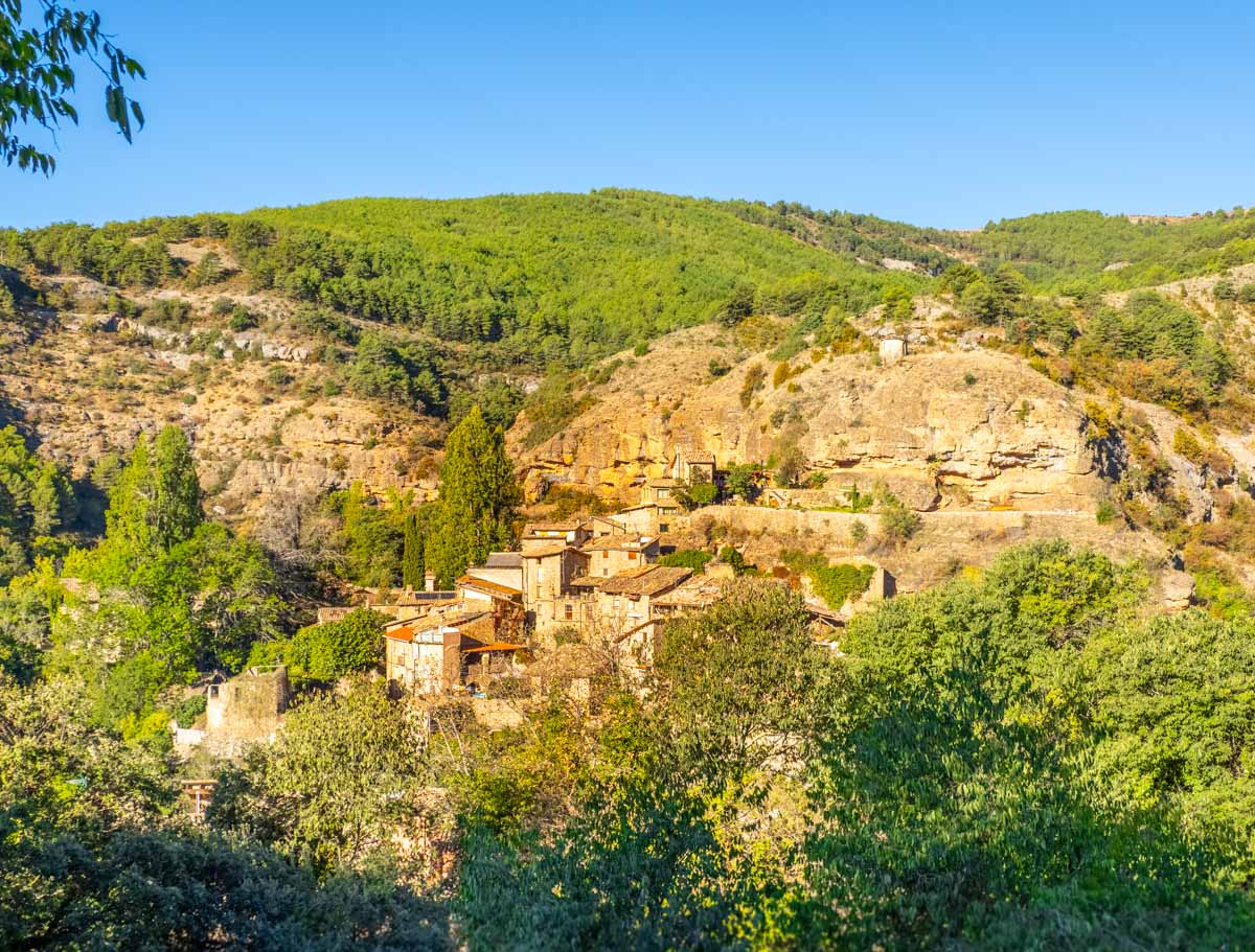 El poble medieval a Catalunya que has de descobrir: cases empedrades sorgides entre roques