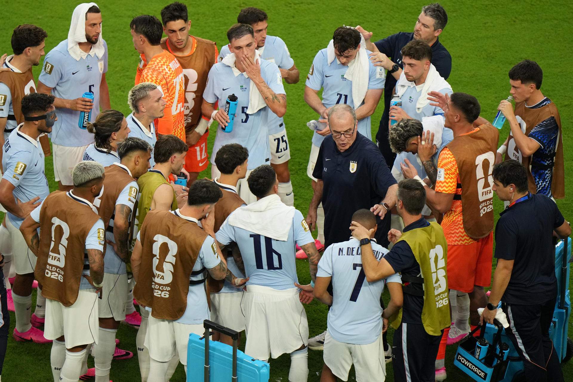 Espanya observa el caos al Mundial: el vestidor de l'Uruguai, un polvorí contra Marcelo Bielsa