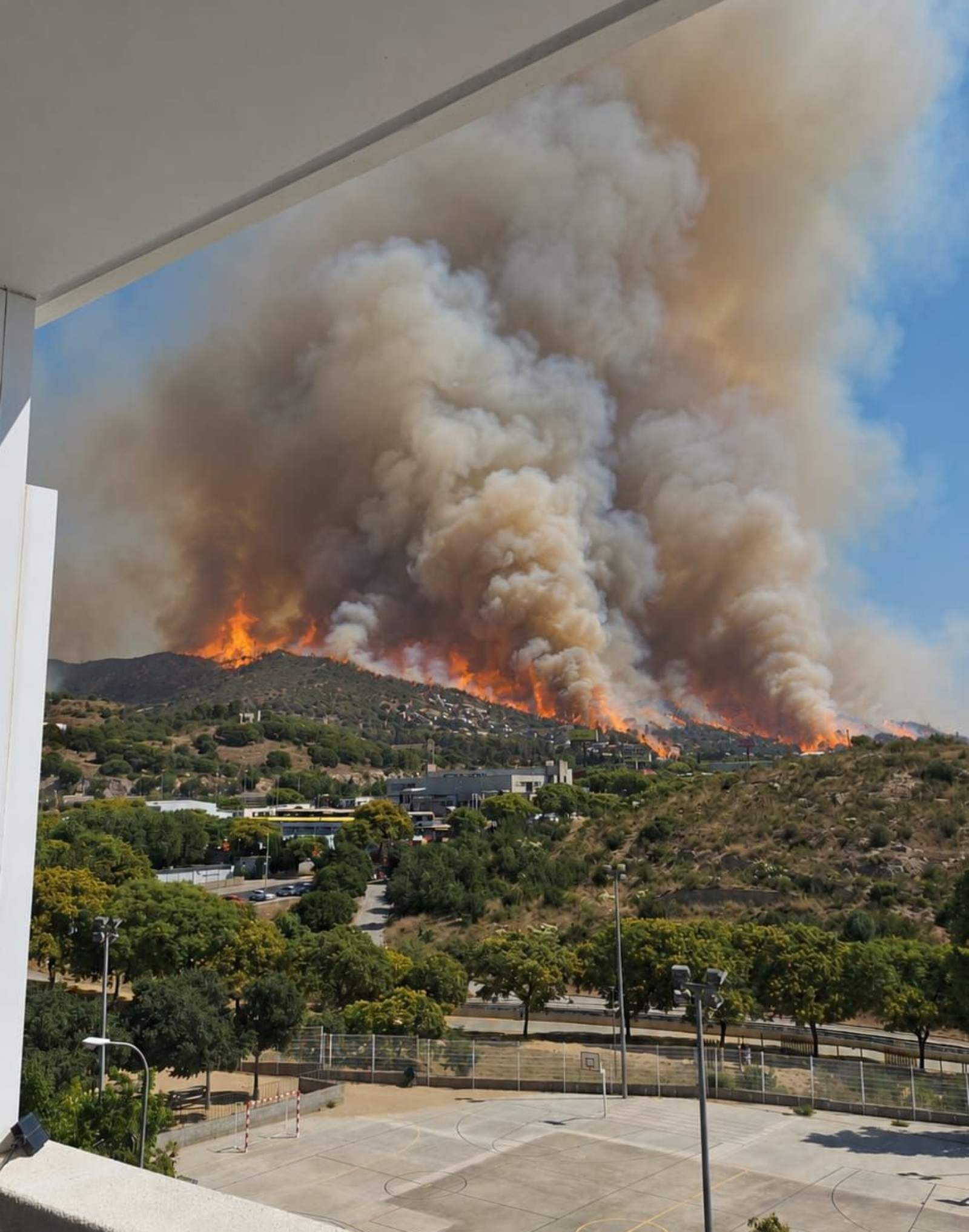 Un foc forestal obliga a confinar Sant Fost, Martorelles, Santa Maria de Martorelles i Tiana: un detingut